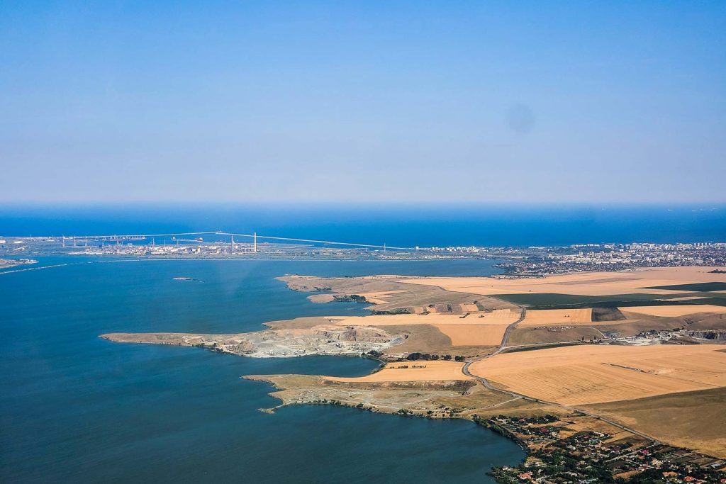 Vedere din avion asupra litoralului românesc, cu portul și podul de la Agigea