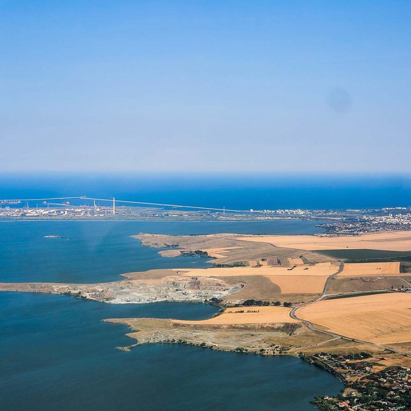 Vedere din avion asupra litoralului românesc, cu portul și podul de la Agigea