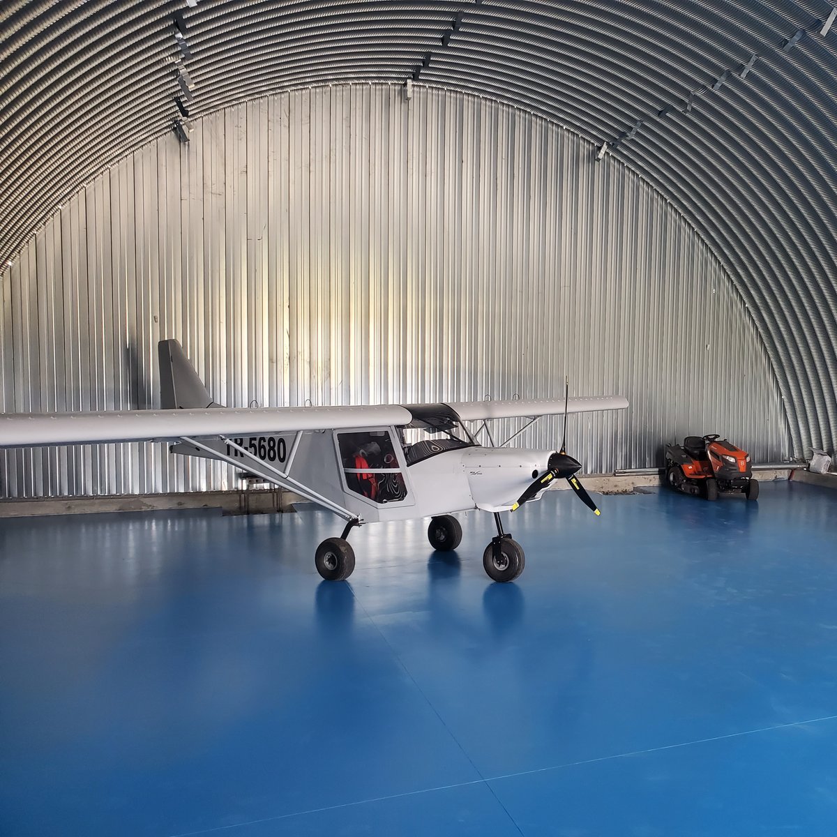 Parcare aeronavă în hangar — Aerodrom Vama Veche
