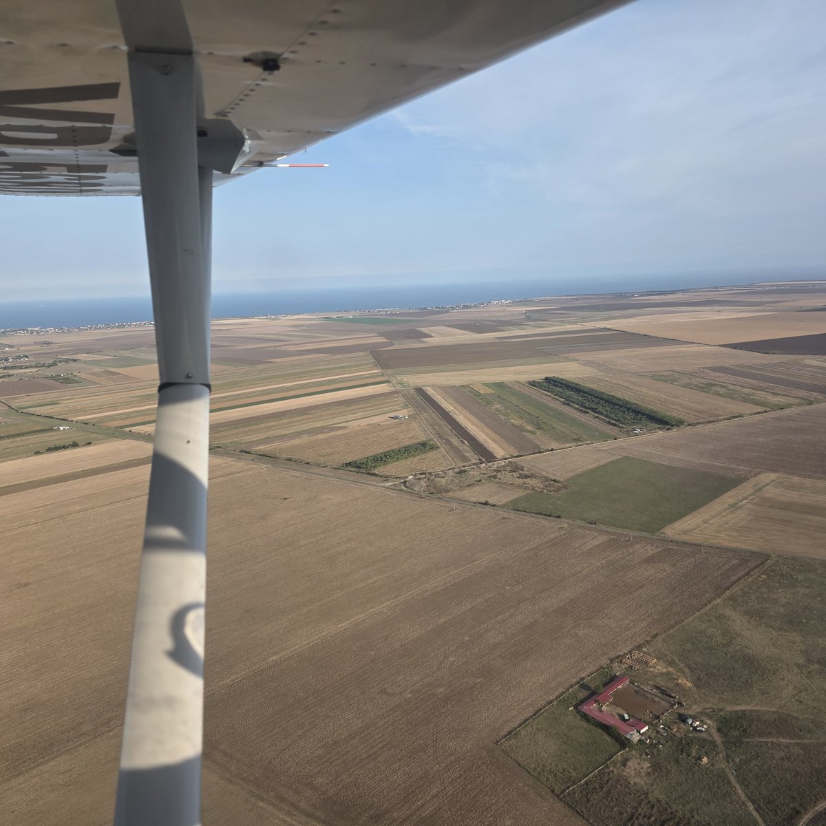 Aterizare pe Aerodrom Vama Veche — vedere de sub aripă